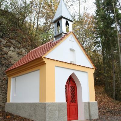 Kaplička Panny Marie Břežany nad Ohří - pod skalou